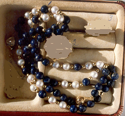 Necklace with white pearls and lapus lazulit.